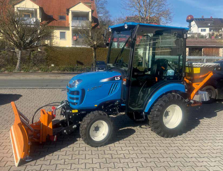 LS XJ25 Snowline Kommunaltraktor mit Schneeschild und Streuer